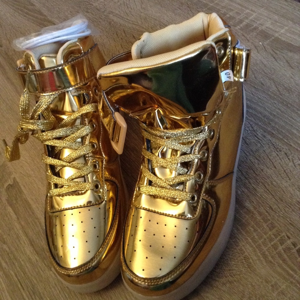 PAIR OF SNEAKERS